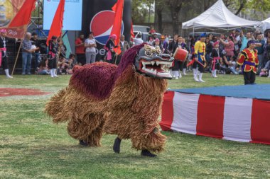 Buenos Aires, Arjantin - 2 Ekim 2022 Japon aslan dansı (shishimai).