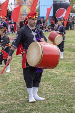 Buenos Aires, Arjantin - 8 Ekim 2022: davullu genç bir Japon. Eisa (Japonca davulla dans) Varela Matsuri 'de.
