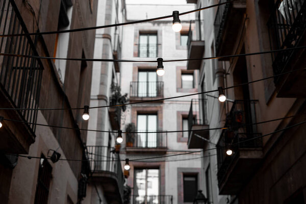 Эти огни и это здание привлекли мое внимание, когда я срезал через переулок в Чарльстоне. Это дало мне ощущение современного и исторического одновременно и напомнило мне о Европе.