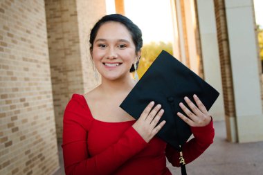 İspanyol Kadın Mezuniyet Fotoğrafı Kırmızı Elbiseli Kaptanı Tutma