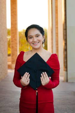 İspanyol Kadın Mezuniyet Fotoğrafı Kırmızı Elbiseli Kaptanı Tutma
