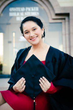 İspanyol Kadın Mezuniyet Fotoğrafı Kırmızı Elbiseli Şapka ve Cübbe