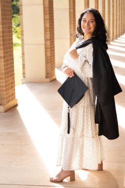 İspanyol Kadın Mezuniyet Çeşitliliği Doğal Saç ve Makyaj