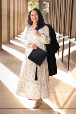 İspanyol Kadın Mezuniyet Çeşitliliği Doğal Saç ve Makyaj