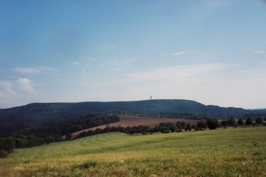 Güzel ve ferah bir manzara, burada ve hasattan sonra tarlanın arkasında tepelerde yetişen bir orman, bu birlikte ferah bir resim oluşturuyor.