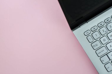 Pembe kağıt arka plandaki bilgisayar