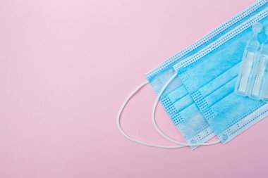 Pembe arka planda mavi maskeler