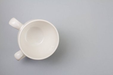 Gri arkaplanda boş yeni beyaz kupa