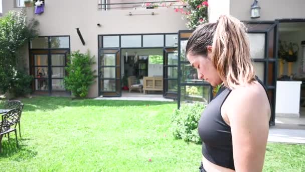 Mulher Caucasiana Jovem Que Estende Após Uma Rotina Exercícios Jardim — Vídeo de Stock