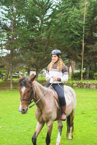 Framifrån Kaukasisk Kvinna Klädd Andeantröja Och Leende Medan Hon Rider — Stockfoto
