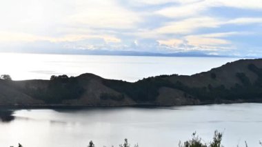Gün batımının zamanı denizden izleniyor. Isla del Sol. Bolivya 'da. Yatay.