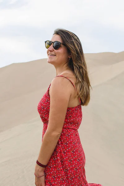 Портрет Білої Жінки Сонцезахисними Окулярами Посміхаючись Стоячи Дюні Білої Пустелі — стокове фото