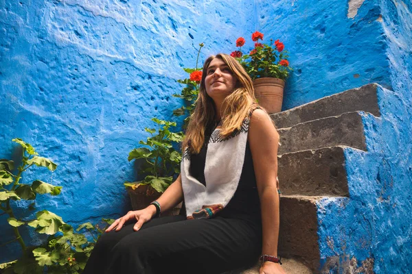 Кавказька Жінка Посміхається Сидить Сходах Синьої Стіни Горизонтальний Копією — стокове фото