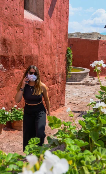 Кавказька Жінка Сонцезахисними Окулярами Маскою Обличчя Робить Телефонний Дзвінок Під — стокове фото