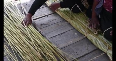 Ellerinizi kapayın. Latin bir çift el yapımı yatak ve kuyruklu yatak yapıyor. Yatay olarak. Kopyalama alanı olan. Titicaca Gölü.