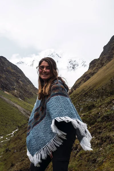 Портрет Кавказької Жінки Стоїть Посміхається Дивлячись Камеру Типовому Перуанському Пончо — стокове фото