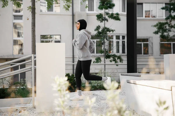 Мусульманка біжить на прогулянку. — стокове фото