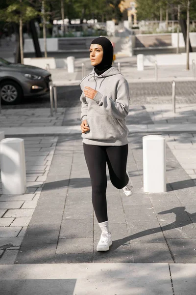 Mujer musulmana corriendo en el entrenamiento al aire libre de la mañana — Foto de Stock