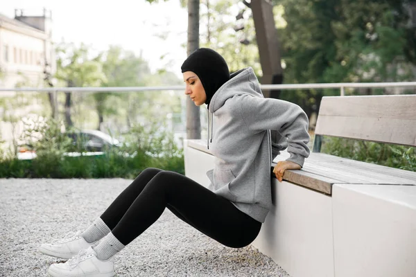 Mujer musulmana haciendo ejercicios en el entrenamiento al aire libre de la mañana — Foto de Stock