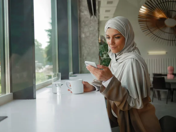 Muselman kvinna på avlägsen arbete, online utbildning eller video konversation i caffe — Stockfoto