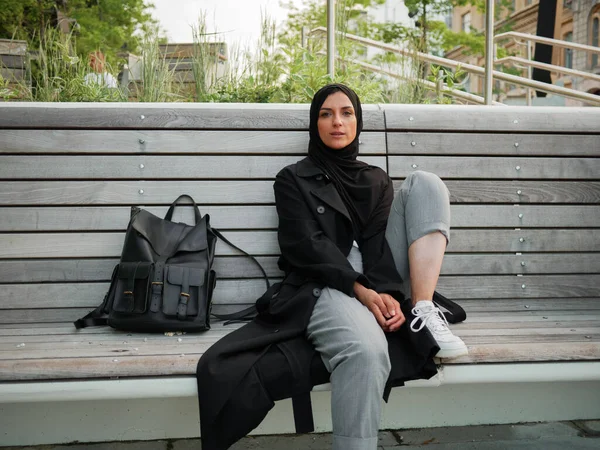 Snygg muslimsk kvinna med hijab som vilar på gatan — Stockfoto