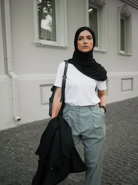 Snygg muslimsk kvinna med hijab gående på gatan — Stockfoto