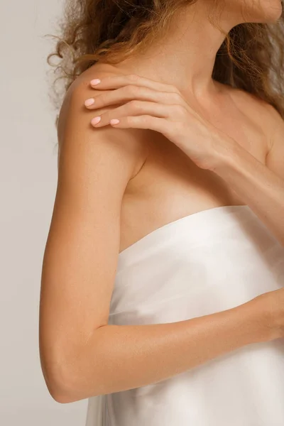 Naturalne szczupłe opalone ciało kobiety w bieliźnie — Zdjęcie stockowe