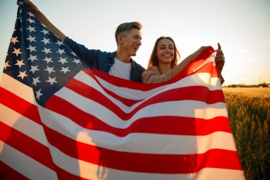 4 Temmuz. ABD bağımsızlık gününü ulusal Amerikan bayrağıyla kutluyoruz