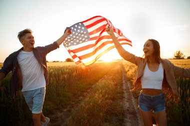 4 Temmuz. ABD bağımsızlık gününü ulusal Amerikan bayrağıyla kutluyoruz