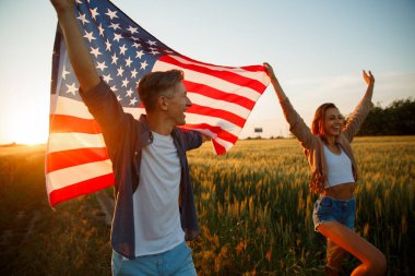 4 Temmuz. ABD bağımsızlık gününü ulusal Amerikan bayrağıyla kutluyoruz