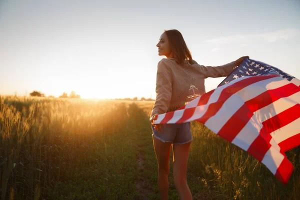 Čtvrtého července. Den nezávislosti USA slaví s národní americkou vlajkou — Stock fotografie