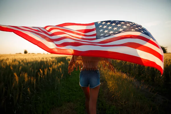 Le 4 juillet. Fête de l'indépendance des États-Unis célébrant avec drapeau national américain — Photo