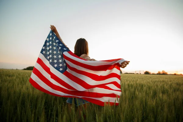 Čtvrtého července. Den nezávislosti USA slaví s národní americkou vlajkou — Stock fotografie