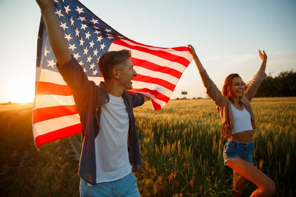 4 de Julho. Dia da independência dos EUA comemorando com bandeira nacional americana — Fotografia de Stock