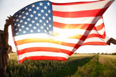 4 Temmuz. 4 Temmuz 'da. Gün batımında Amerikan bayrağı güzel bir simgeye karşı. Bağımsızlık Günü, Amerikan ulusal vatanseverlik bayramı, demokrasi ve gazi saygı konsepti.