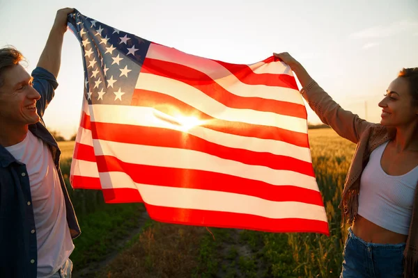 Juillet Juillet Couple Fier Porter Drapeau Des États Unis Contre — Photo