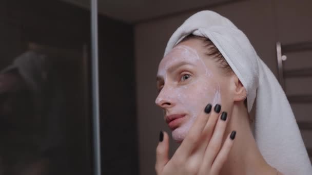 Kafasına Havlu Sarılmış Bir Kadın Banyo Aynasından Önce Kilden Maske — Stok video