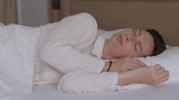 Tembel Bir Hafta Sonu Zarif Pijamalı Uykulu Beyaz Bir Kadın — Stok video