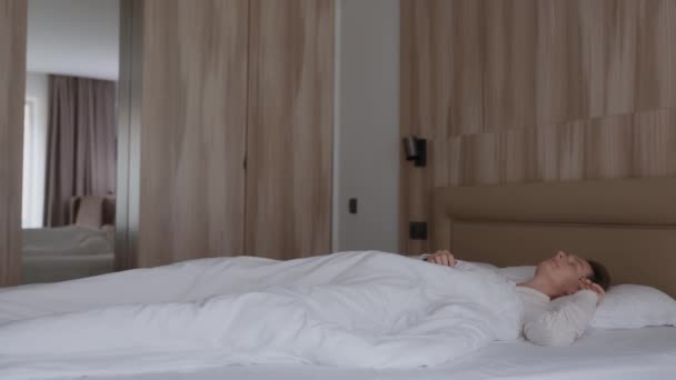 Tembel Bir Hafta Sonu Zarif Pijamalı Uykulu Beyaz Bir Kadın — Stok video