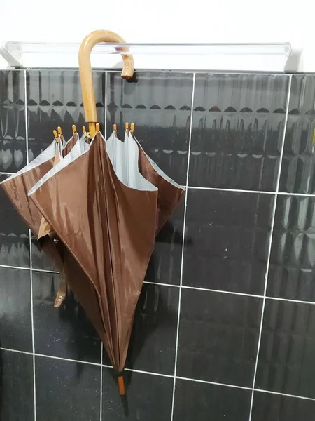 Een Paraplu Hangt Aan Een Delicate Waslijn Een Bruine Paraplu — Stockfoto