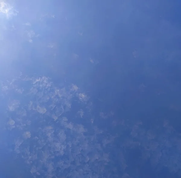 Голубое Небо Голубое Небо Полосками Крошечных Облаков Текстуры Узоры Голубого — стоковое фото