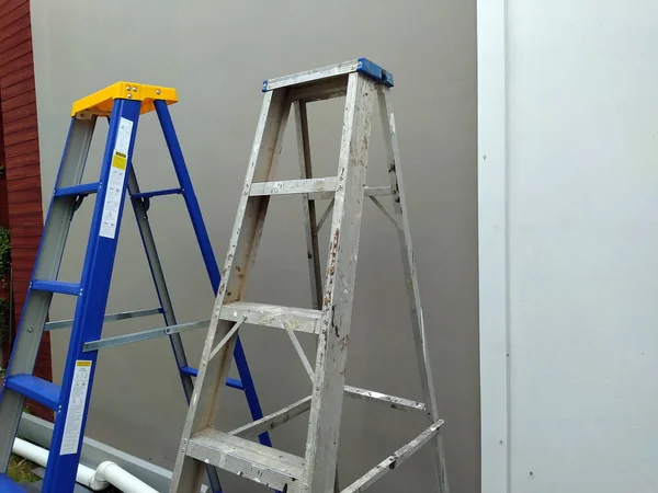 Eine Stahltreppe Stahltreppen Für Den Bau Eine Stahltreppe Steht Neben — Stockfoto