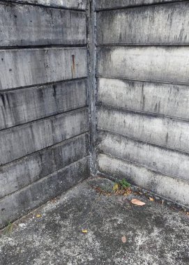 Beton duvarın şekli. Beton duvarlar ve lekeler. Beton duvar ve yosun lekeleri..