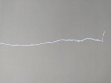 Henüz onarılmamış binalardaki çatlak beton duvarlar. Binadaki çatlak beton duvar kısmen onarıldı. Binadaki çatlamış beton duvar tamir ediliyor..