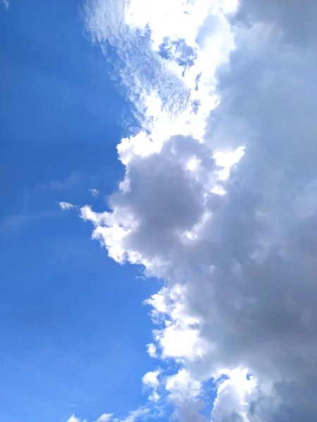 Cielo Era Azul Brillante Con Una Fila Densas Nubes Blancas — Foto de Stock