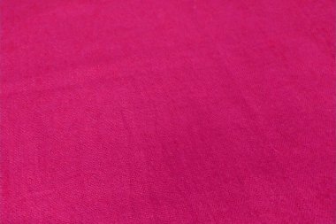 Mor masa örtüsünün yumuşak liflerine odaklan..