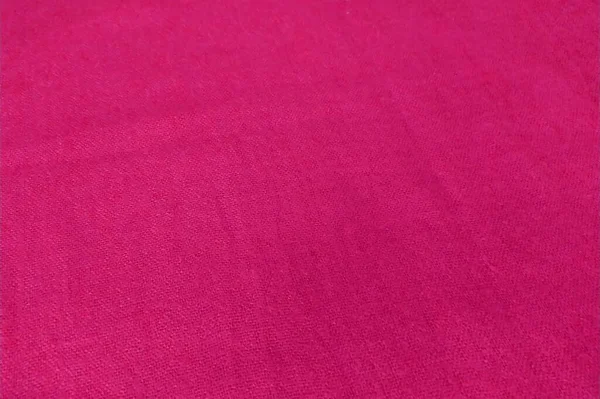 Mor masa örtüsünün yumuşak liflerine odaklan..