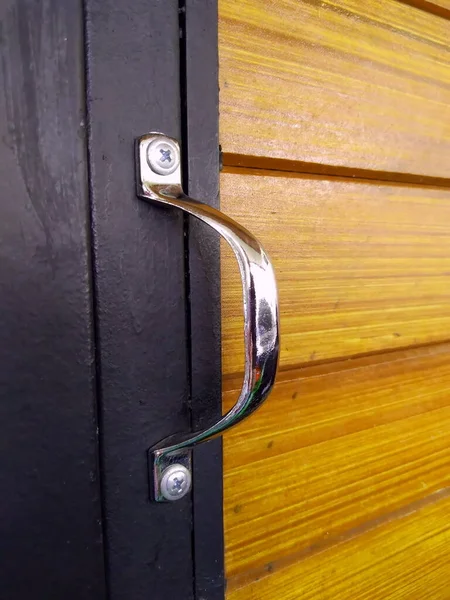 Depo odasının kapı kolunu kapat. Paslanmaz çelik kol..