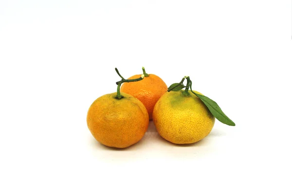 Fehér Alapon Izolált Friss Narancssárga Gyümölcs — Stock Fotó