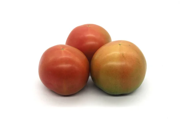 白色背景下新鲜蔬菜及西红柿的照片 — 图库照片